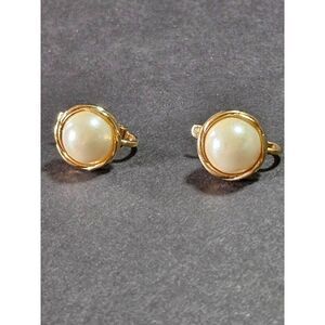 *Sale* Vintage gold tone faux pearl clip on earrings